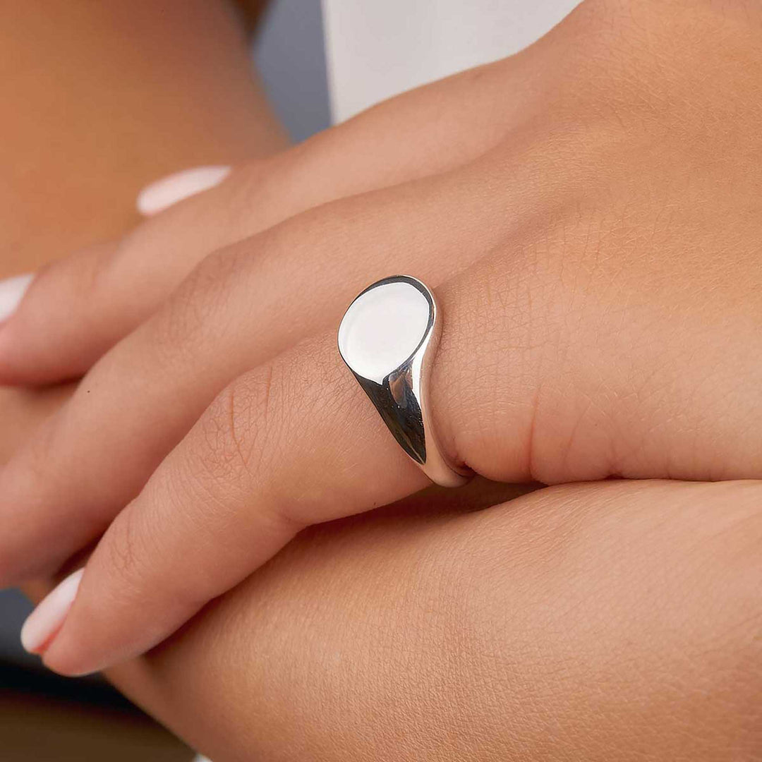 Dareen Bold Round Signet Ring