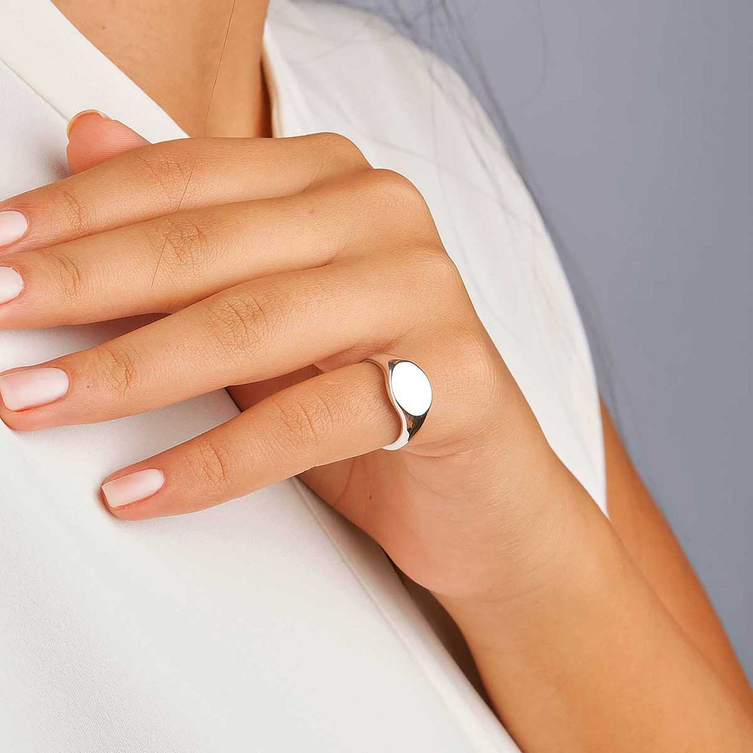 Dareen Bold Round Signet Ring