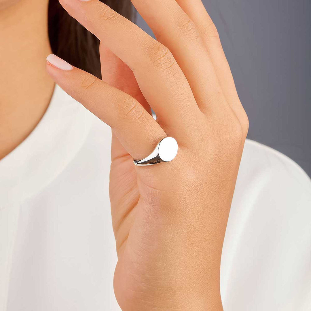 Dareen Bold Round Signet Ring