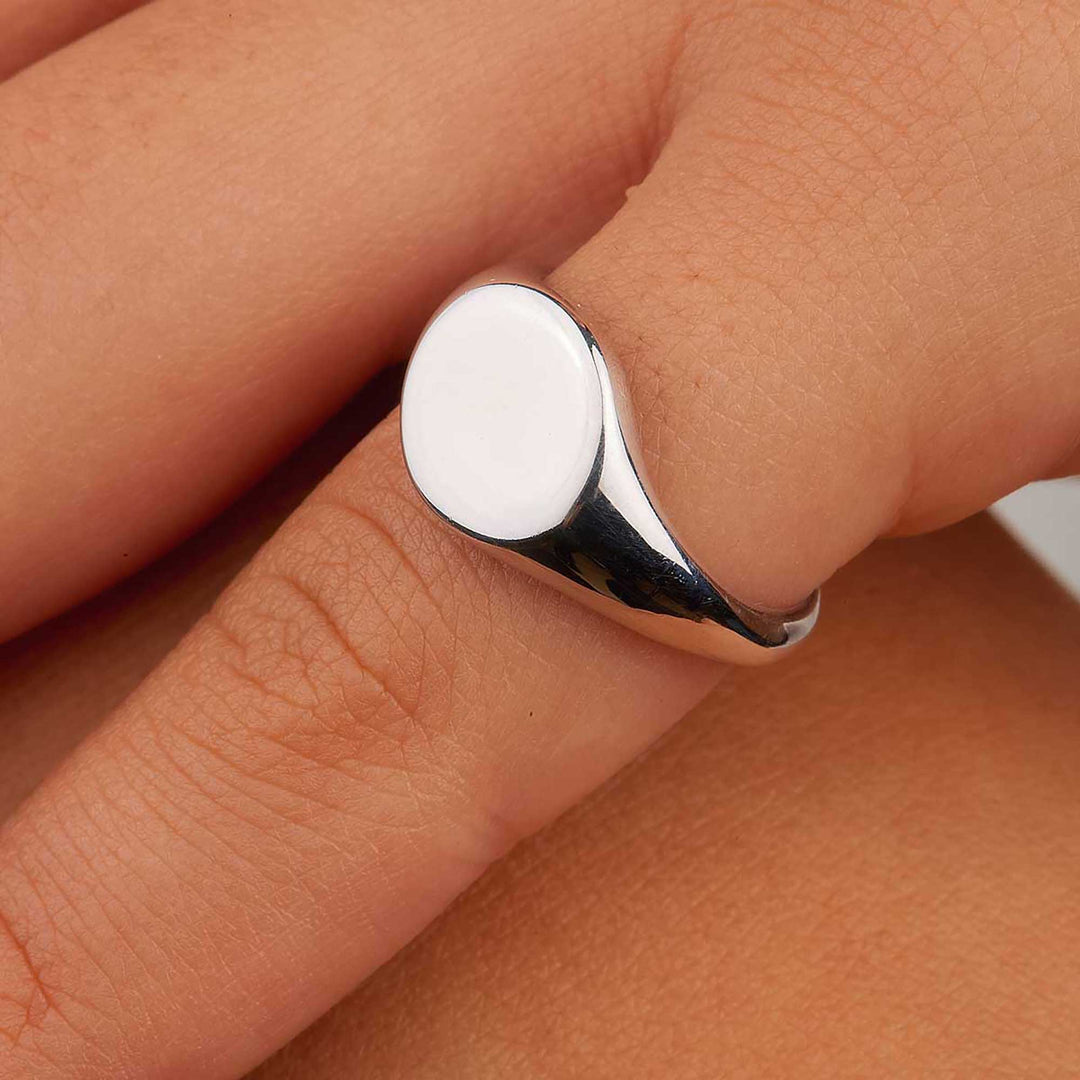 Dareen Bold Round Signet Ring