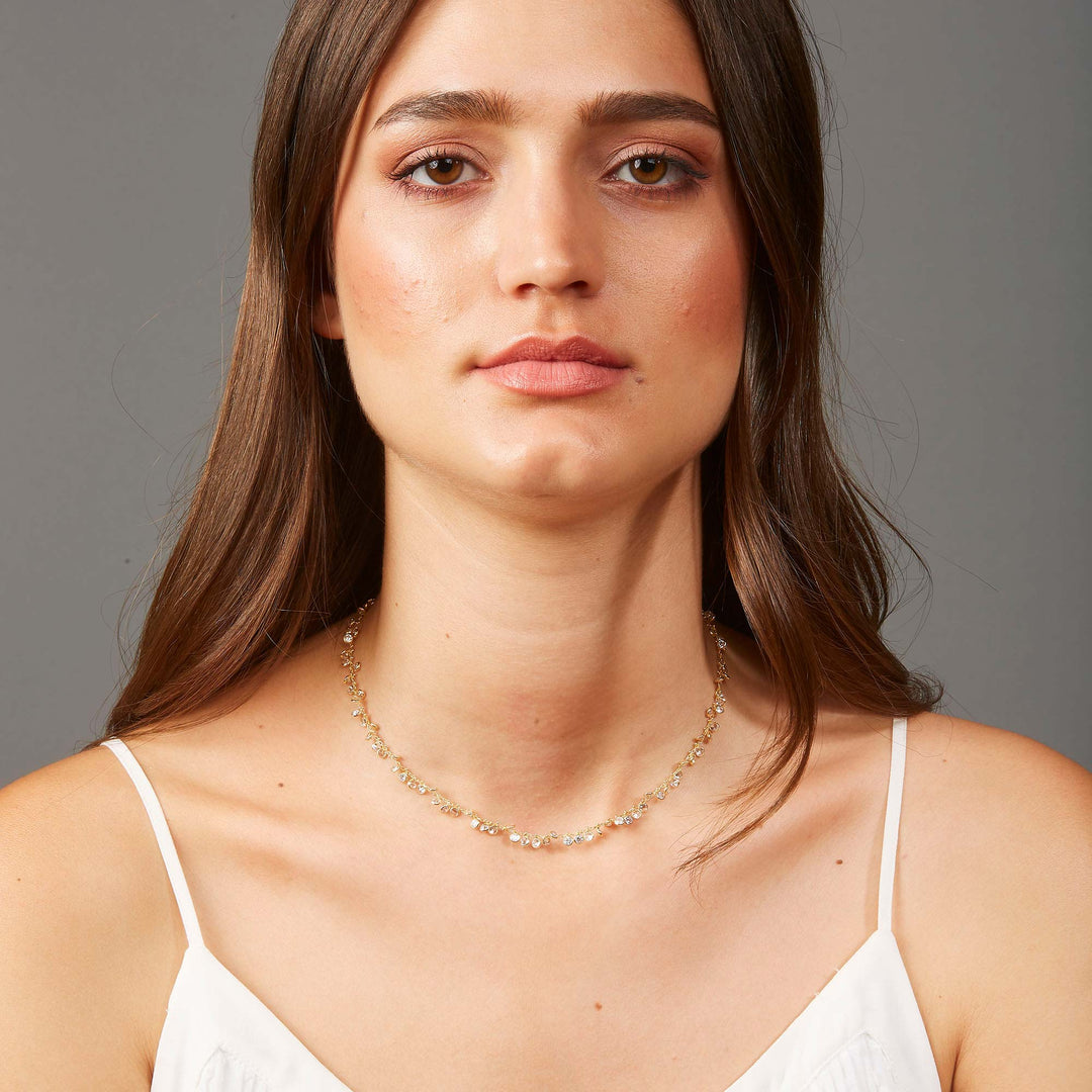 Ecrin Sallantılı Mini Taşlı Kolye