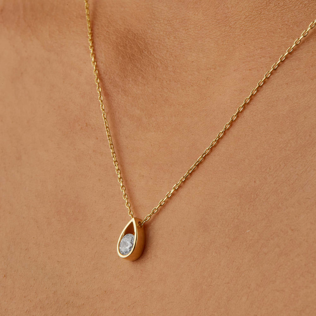 Paril Pear Shape Diamond Pendant Necklace