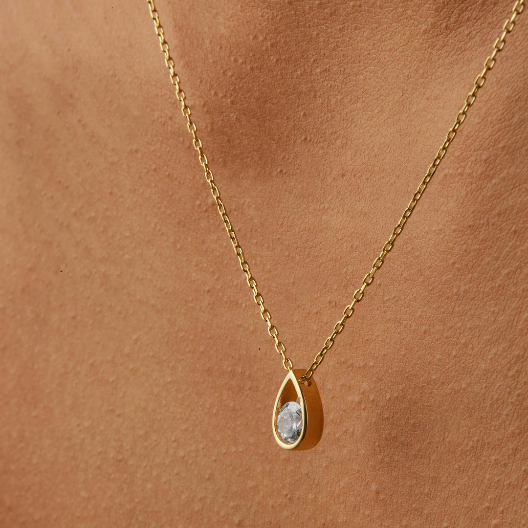 Paril Pear Shape Diamond Pendant Necklace
