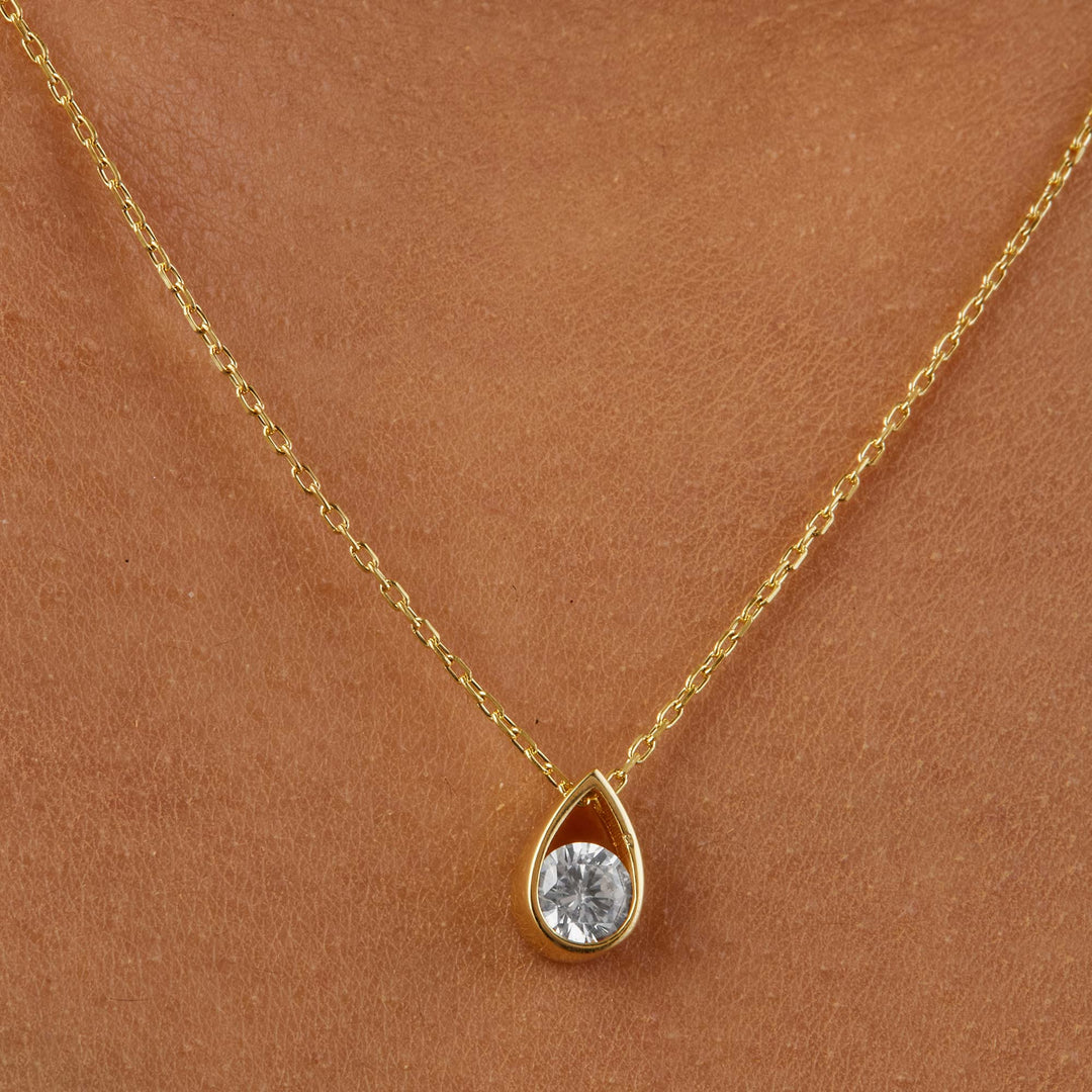 Paril Pear Shape Diamond Pendant Necklace