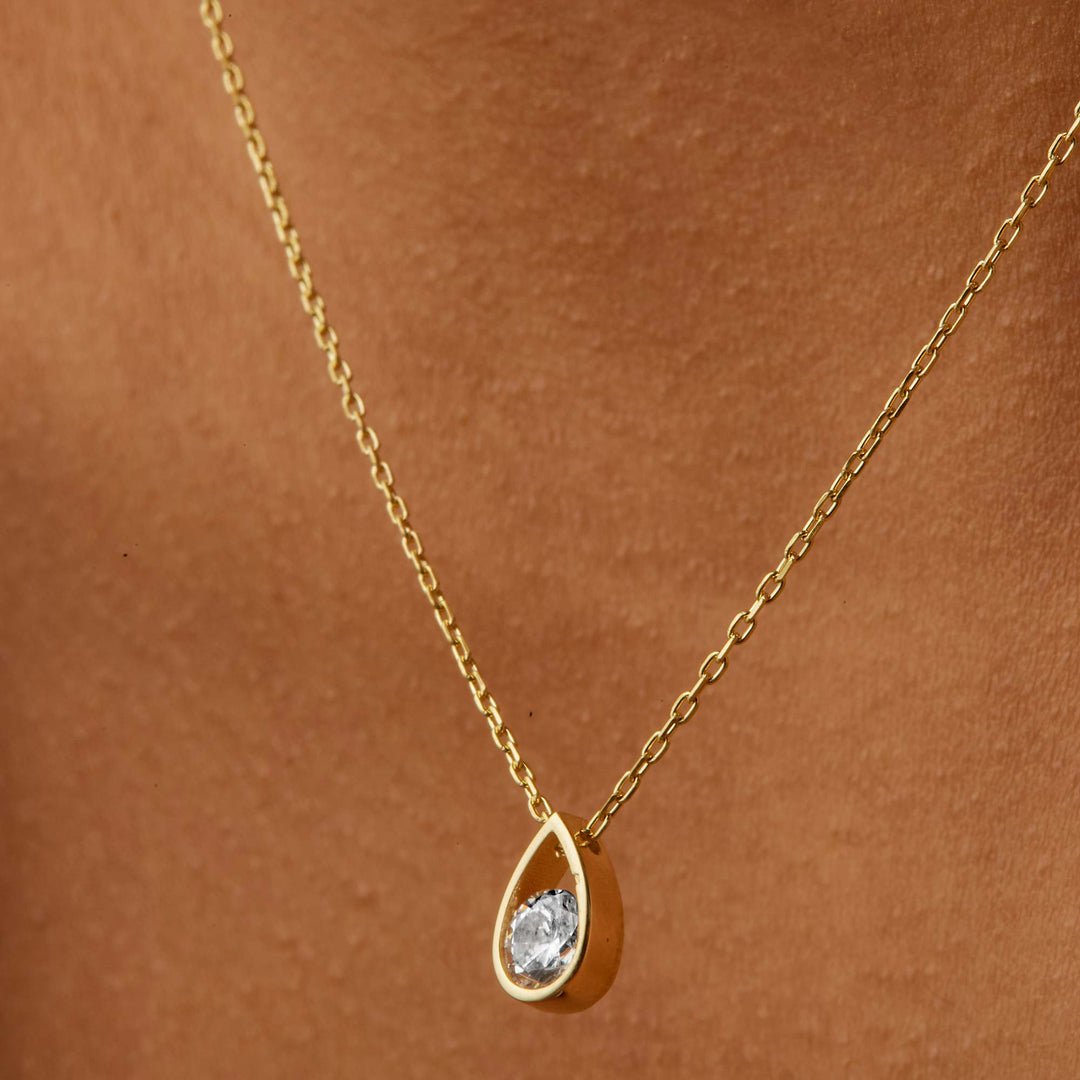 Paril Pear Shape Diamond Pendant Necklace