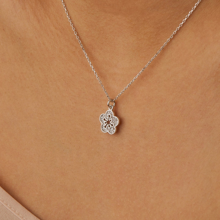 Bloomy Shine Pendant Necklace