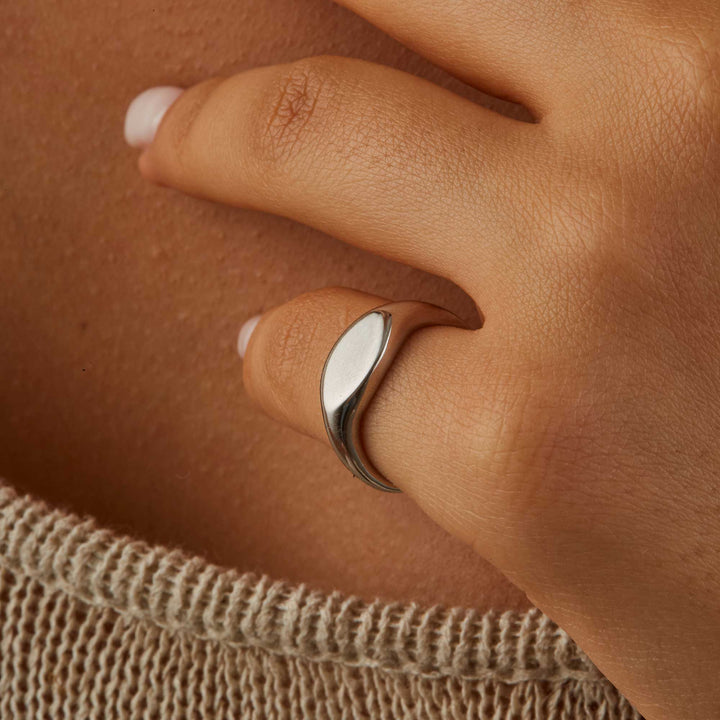 Dareen Round Signet Ring