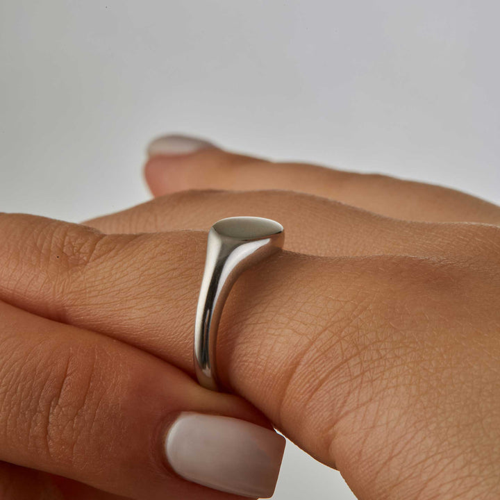 Dareen Round Signet Ring