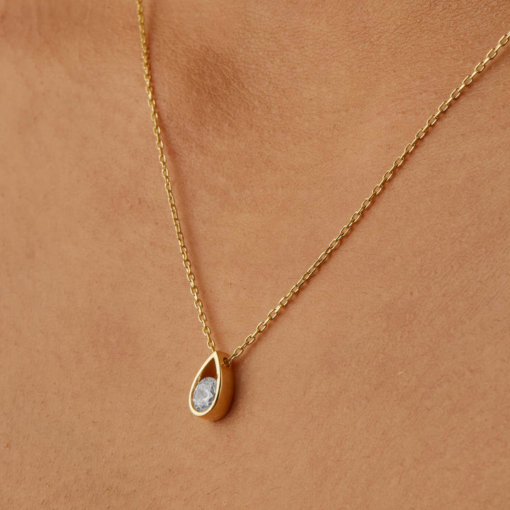 Paril Pear Shape Diamond Pendant Necklace