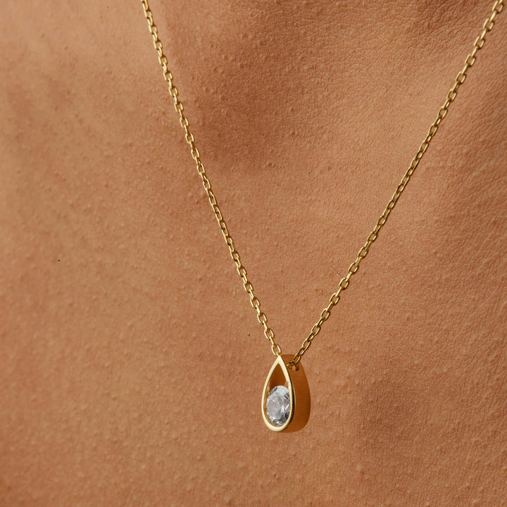Paril Pear Shape Diamond Pendant Necklace